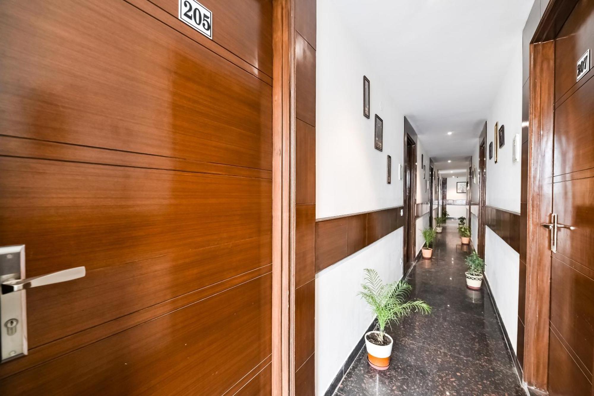 Hotel O Premium Rooms Chhatarpur New Delhi Exteriör bild